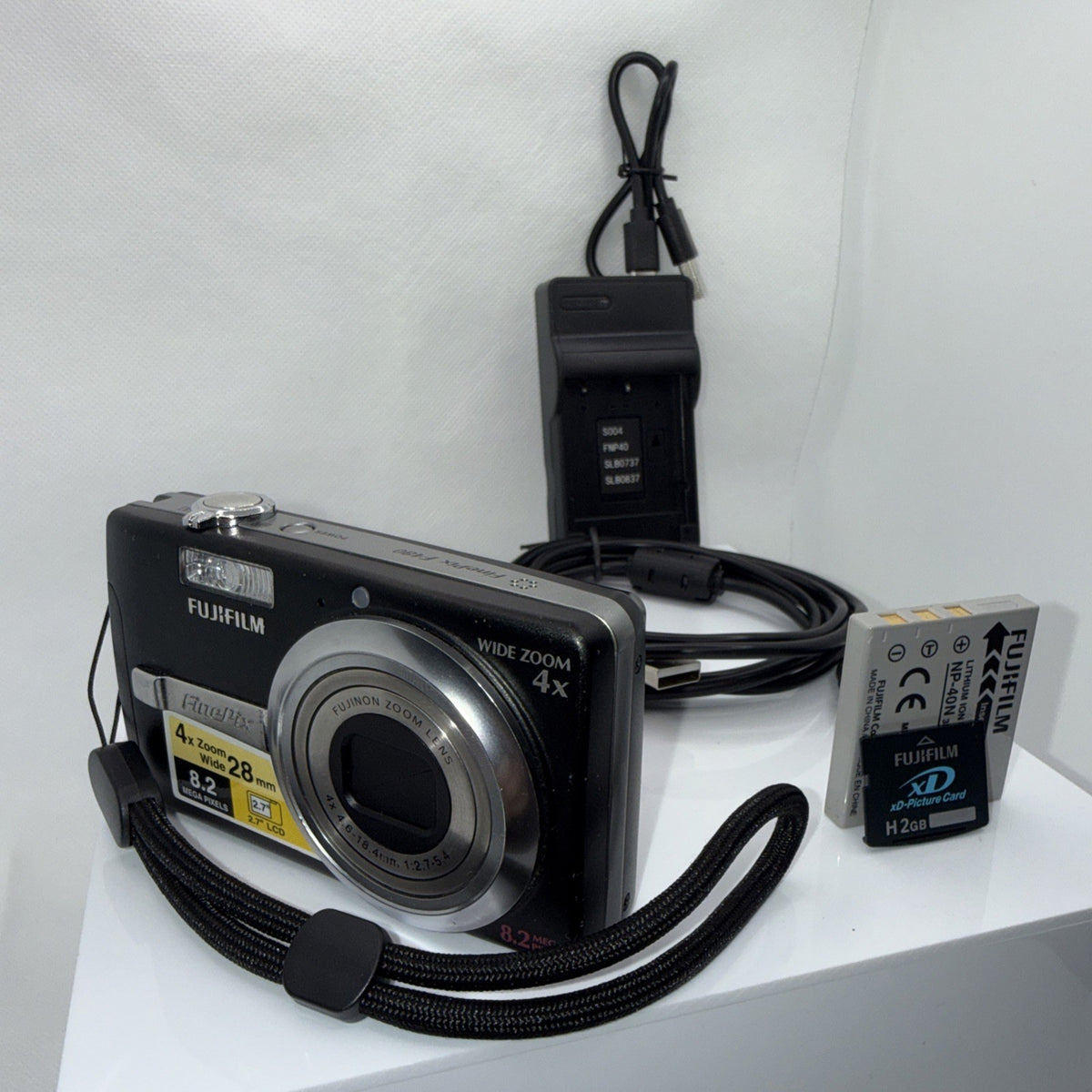 Fujifilm FinePix F480 Digital Camera 8.2MP Tested + Charger Battery Memory