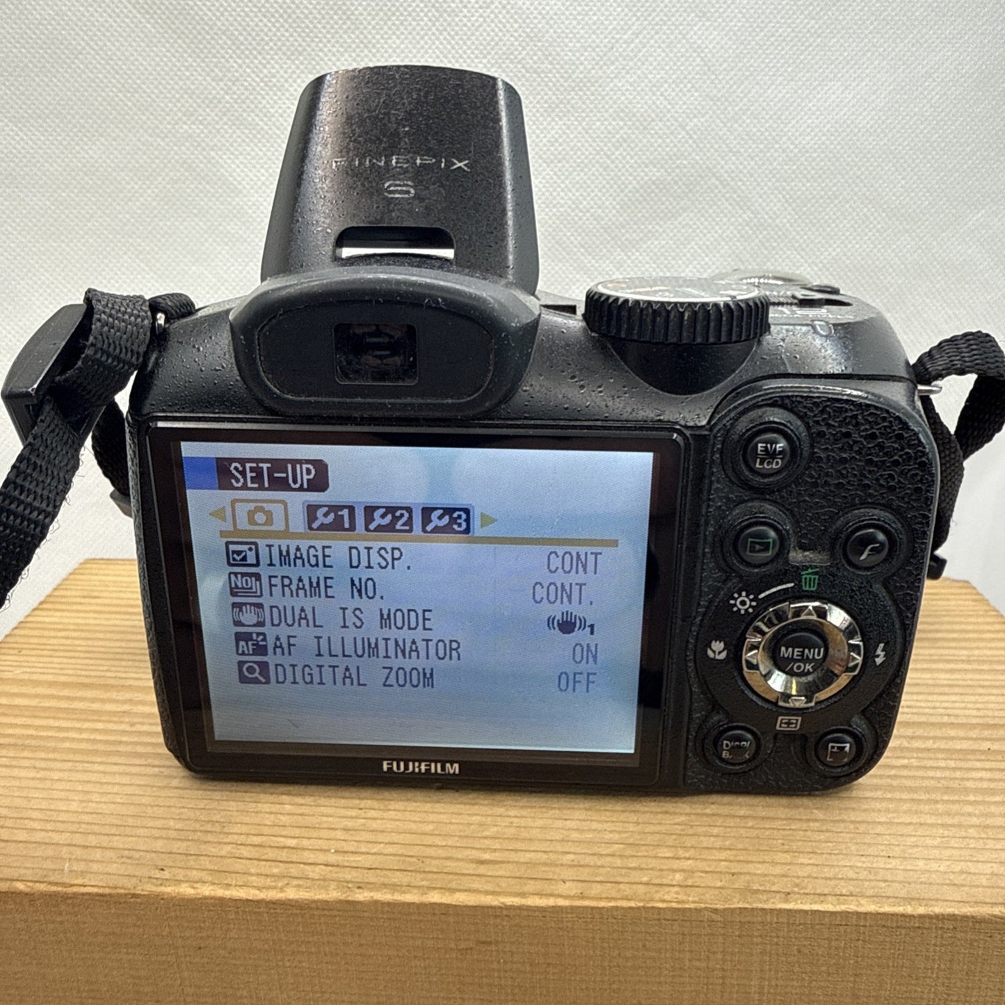 Fujifilm FinePix S1800 Digital Camera 12MP Tested Plus 4GB SD Card & Gifts