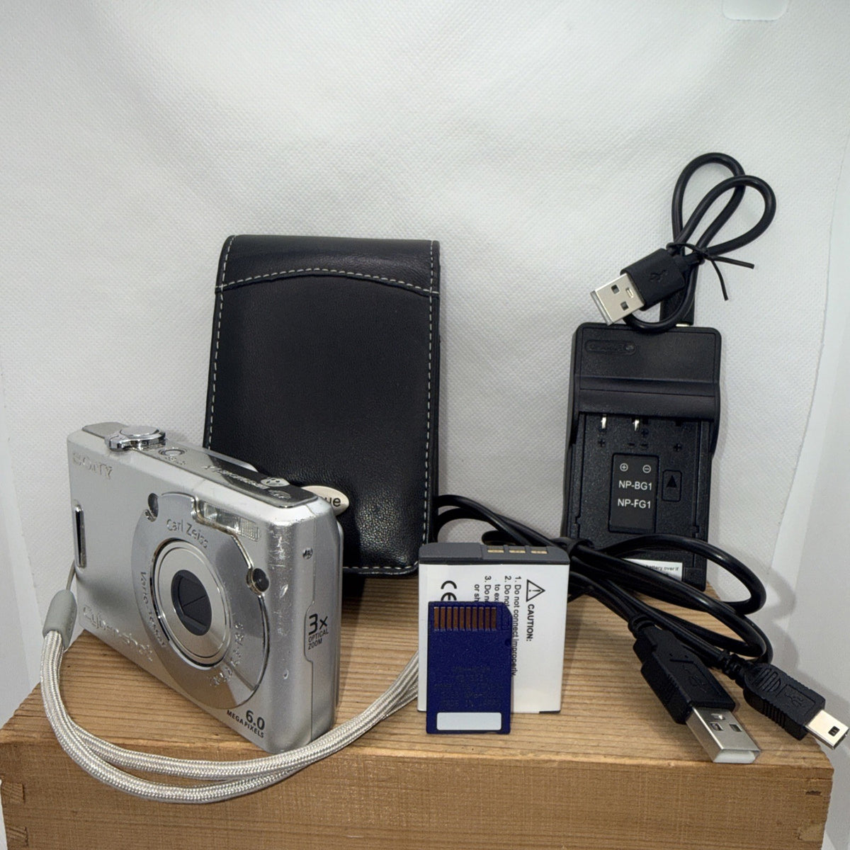 Sony Cyber-shot DSC-W30 6MP Digital Camera Tested + Charger Memory Card & Case
