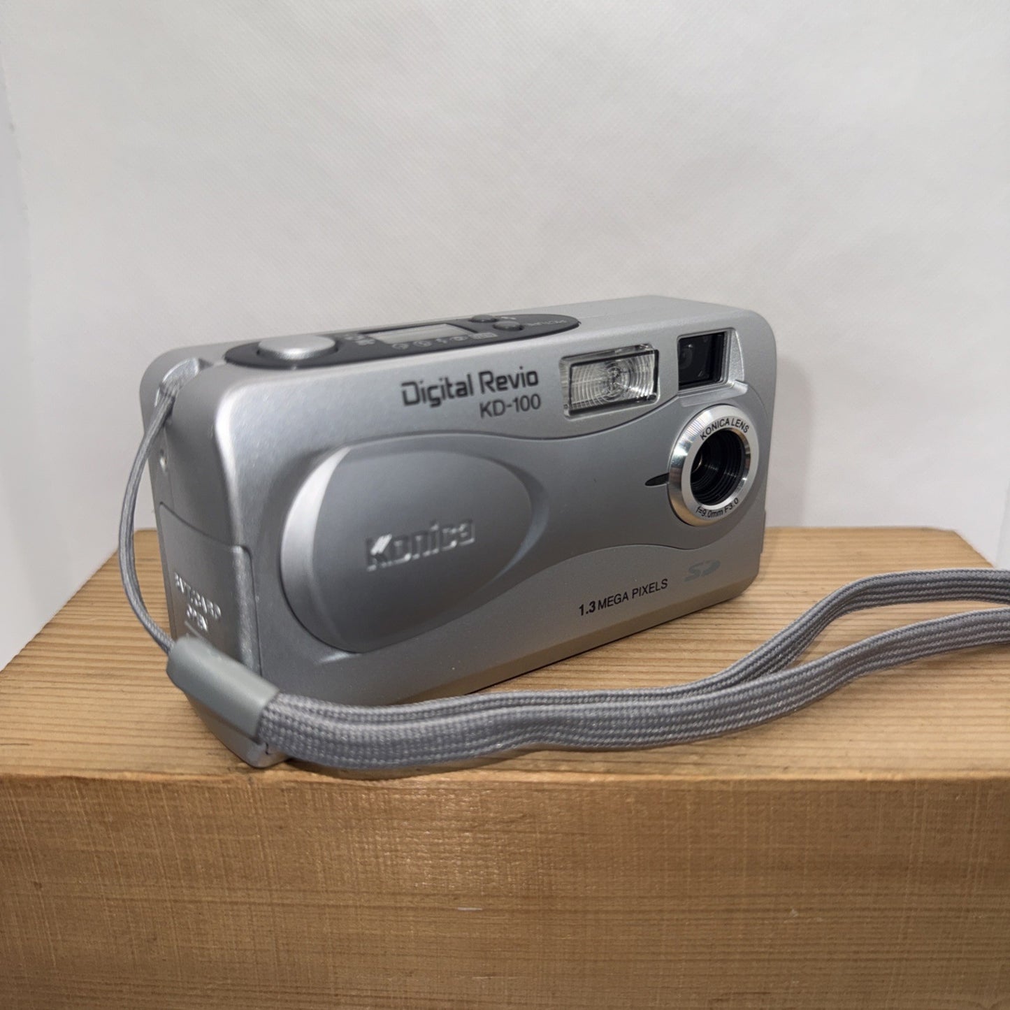 Konica Revio KD-100 Digital Camera 1.3MP Low Resolution Retro + SD Card Case VGC