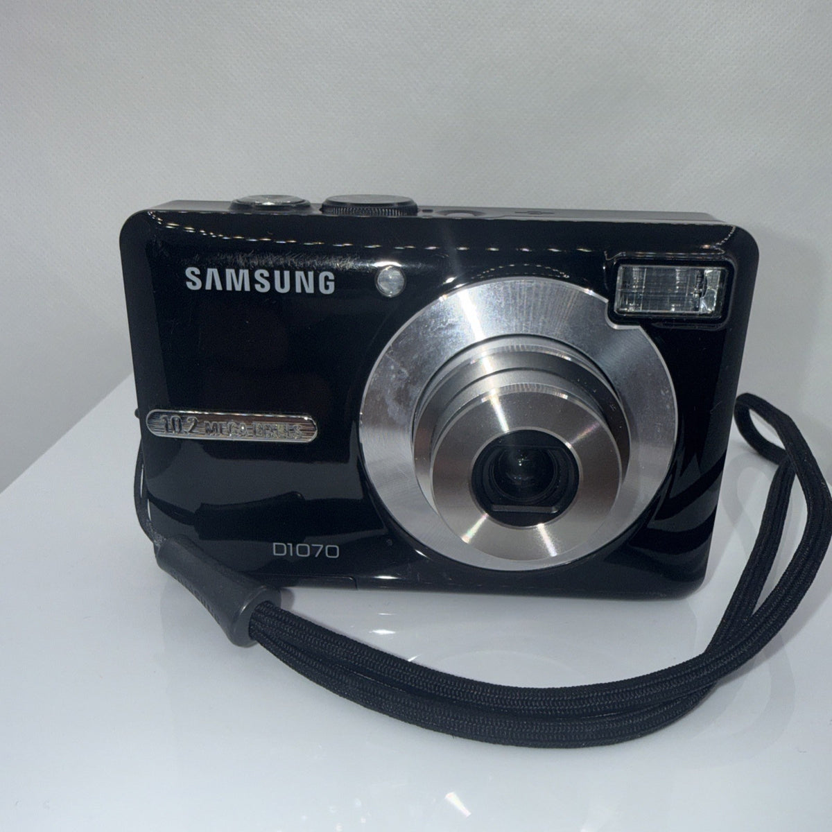Samsung D1070 10.2MP Digital Camera Tested + Charger Batteries 4GB SD Card