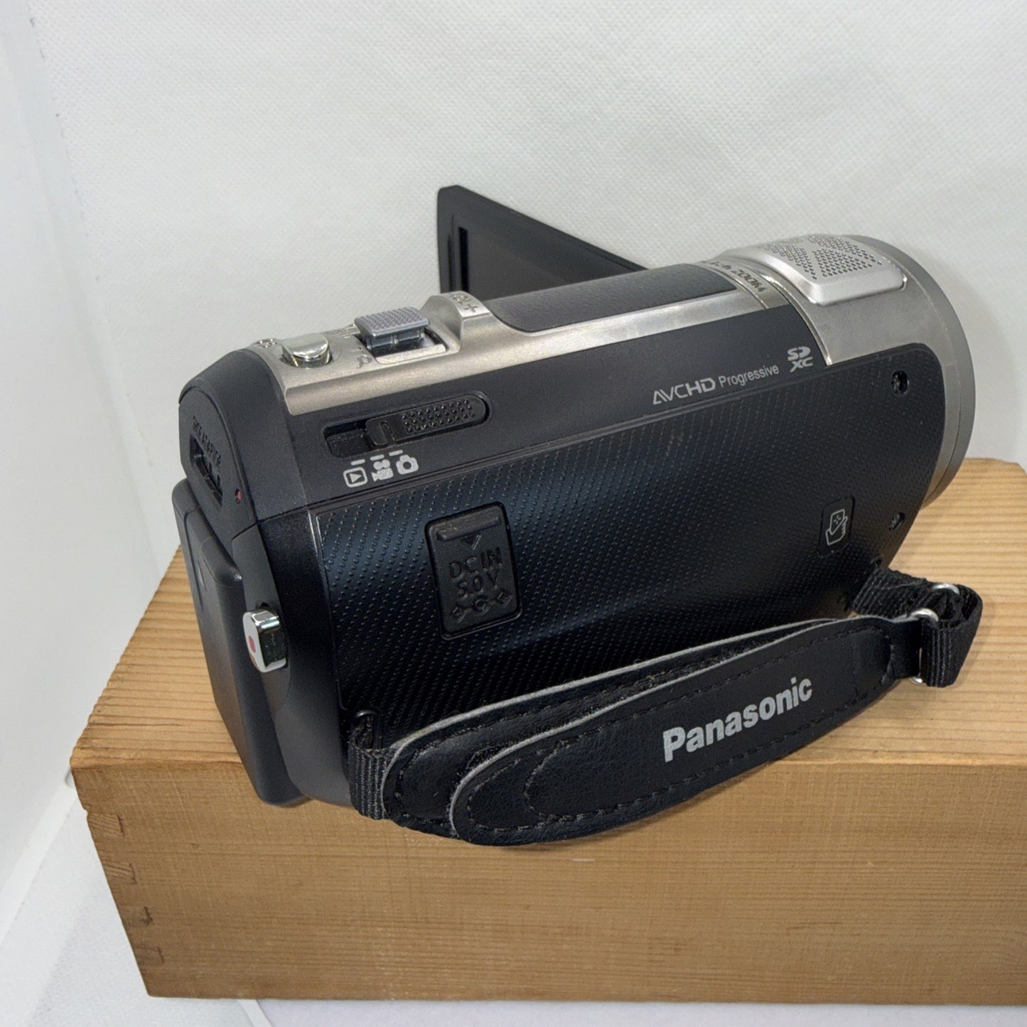 Panasonic HC-V720 Digital Video Camera Tested 46x i.Zoom Hybrid O.I.S + Bundle