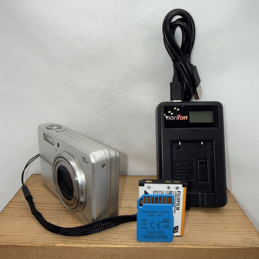 Fujifilm Finepix J100 10.0MP Digital Camera Tested + Charger Battery 4GB SD Card