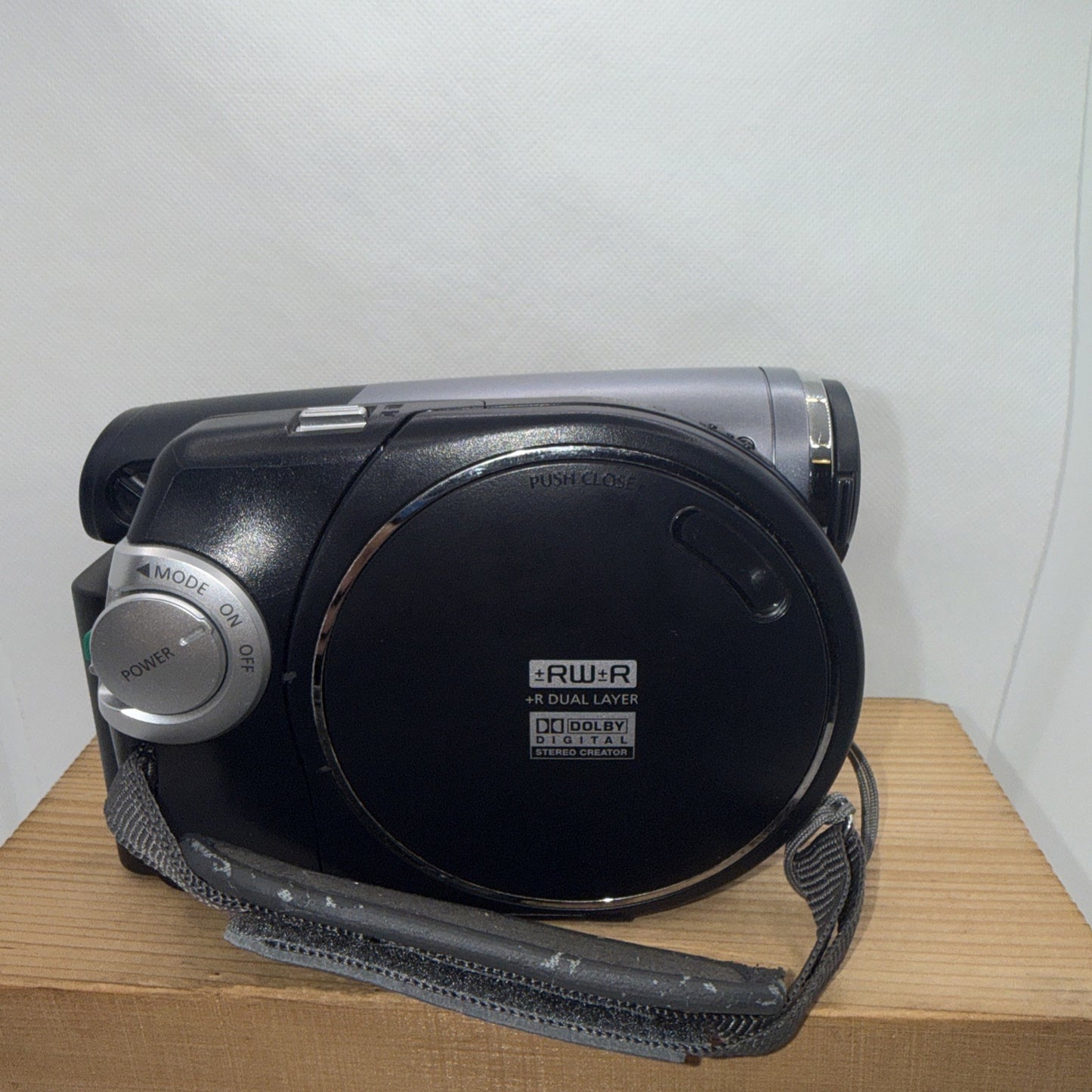 Samsung VP-DC172W Camcorder 34x Zoom Mini 8cm DVD + Battery & Charger
