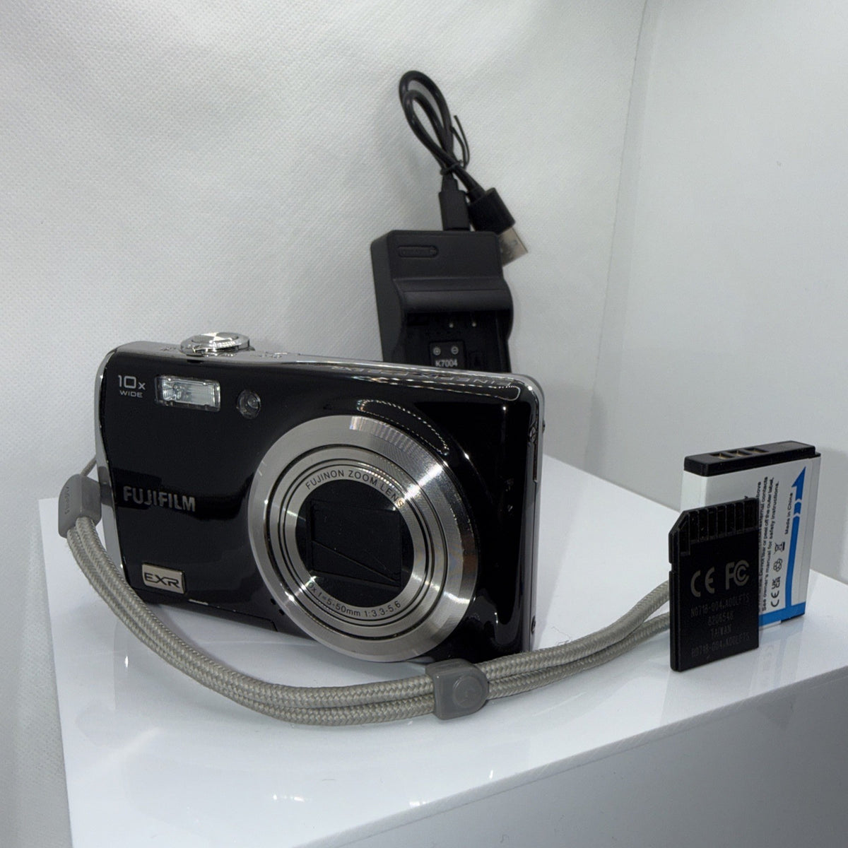 Digital Camera FujiFilm FinePix F72EXR 10MP Tested + Charger Battery 16GB SD