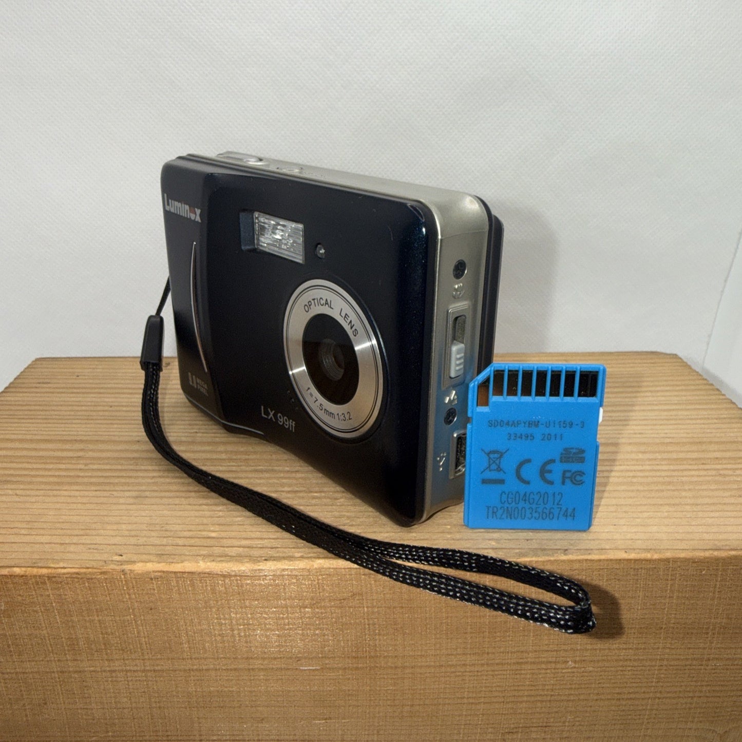 Luminox LX 99FF Digital Camera 9.0MP Tested Working + 4GB SD Card Cheap & Basic
