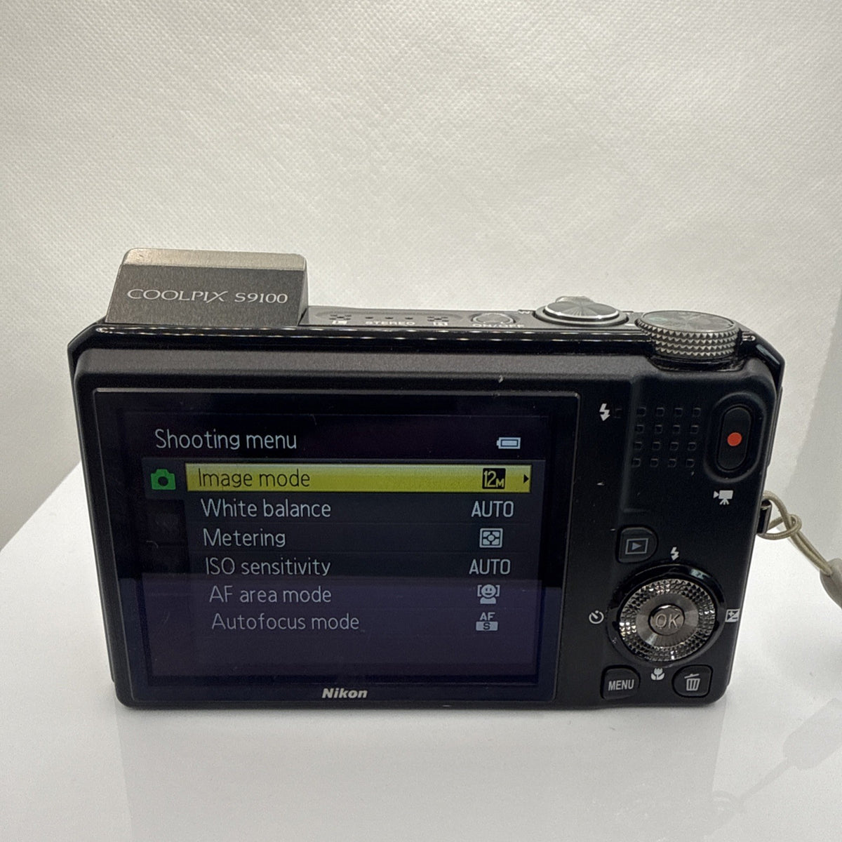 Nikon Coolpix S9100 12.1MP Digital Camera Tested *Minor Screen Issue Bundle 32GB