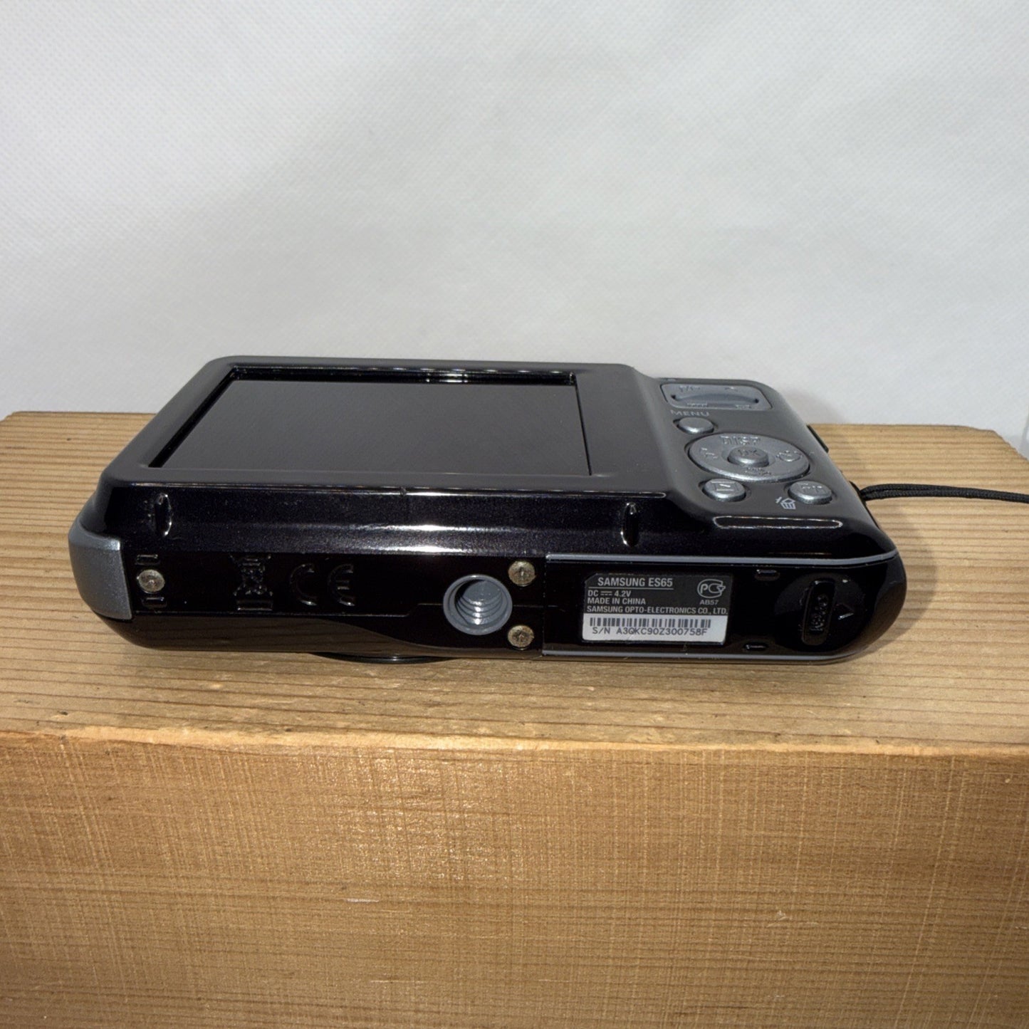 Samsung ES65 10.3MP Digital Camera Tested + Charger Battery 4GB SD Memory Card