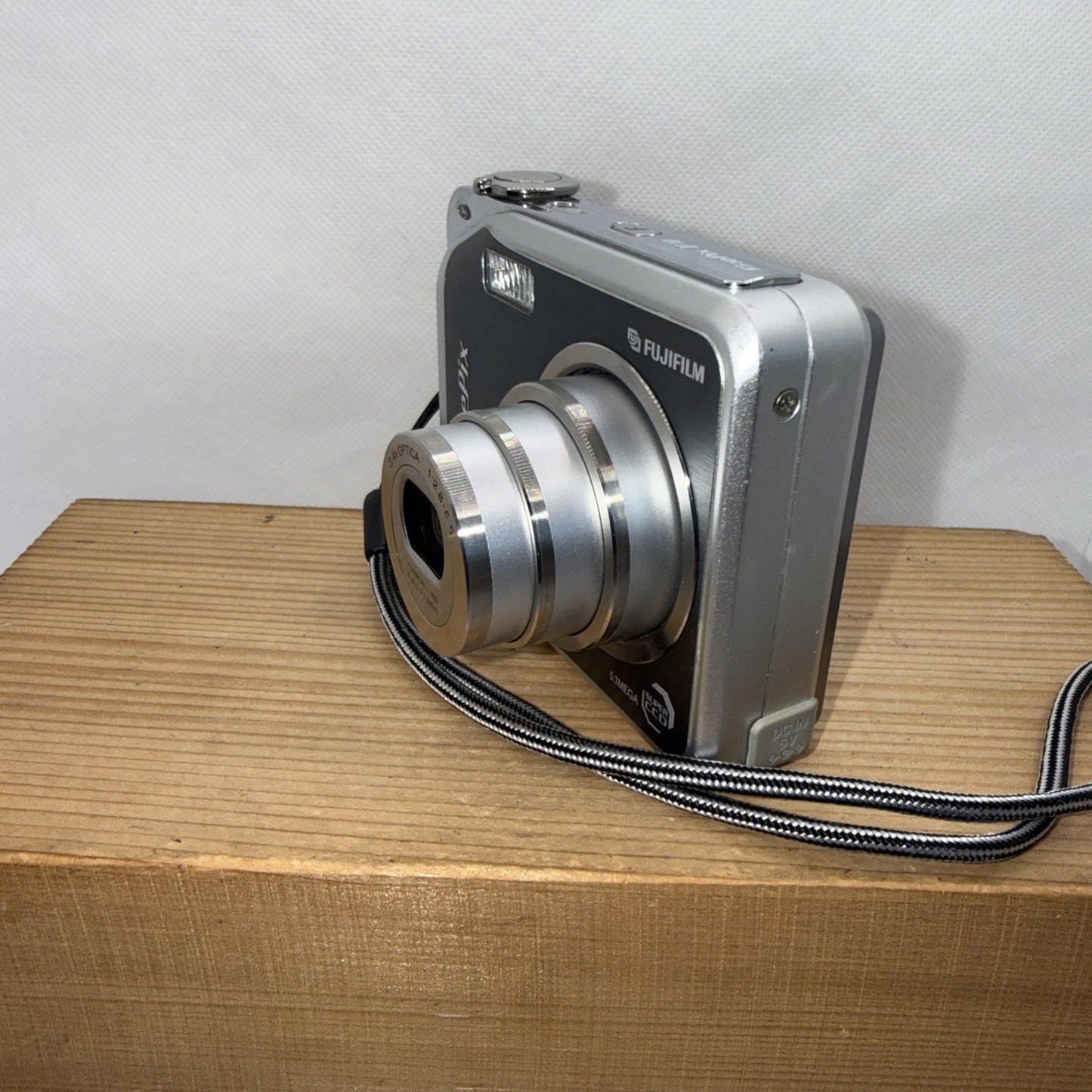 Fujifilm FinePix V10 5.1MP Digital Camera Tested Working + Charger Battery XD