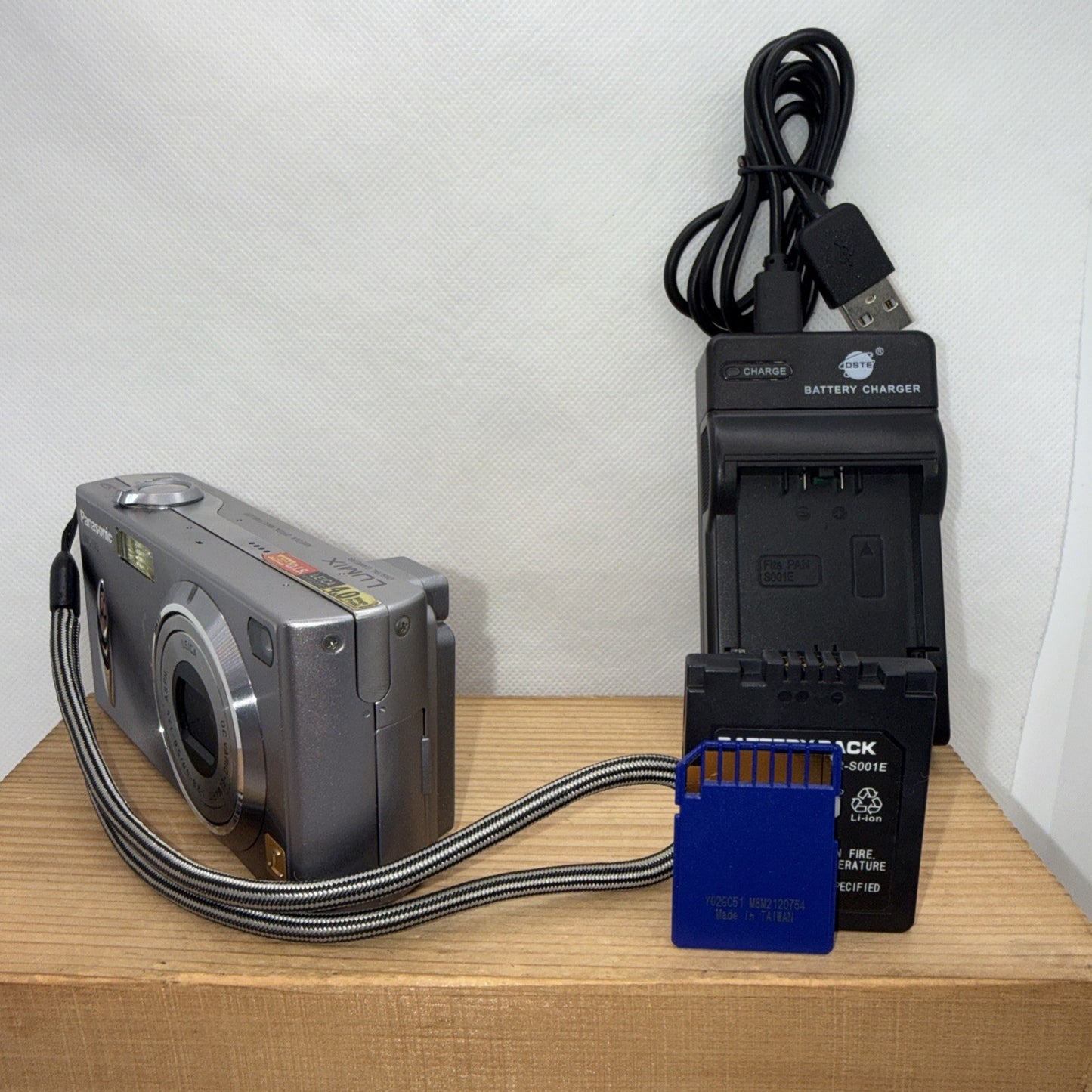 Vintage Panasonic Lumix DMC- FX5 Digital Camera 4MP Tested + Charger Battery 2GB