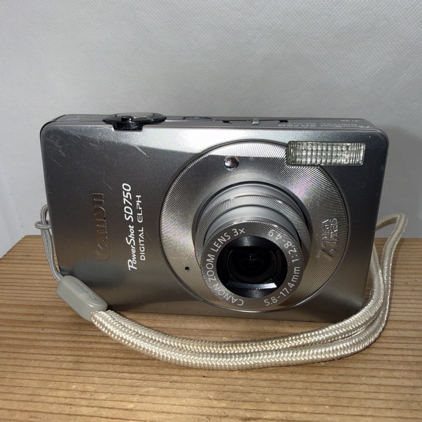 Canon IXUS 75 / SD 750 7.1 MP Digital Camera Tested *Minor screen issue Bundle