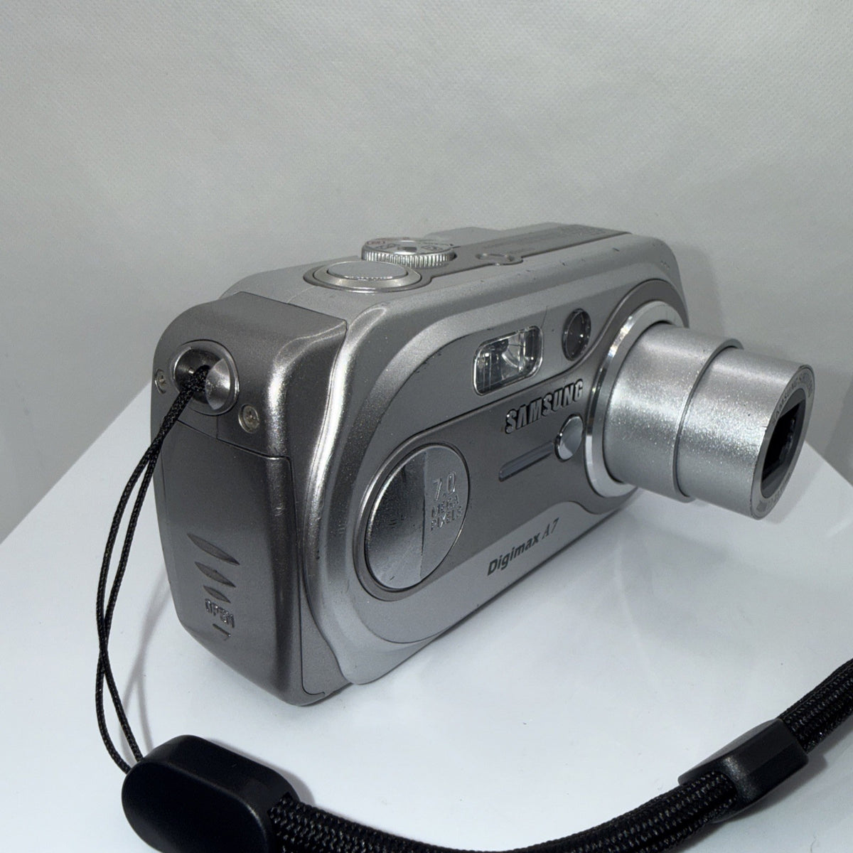 Samsung Digimax A7 7MP Digital Camera Tested Working + Batteries Charger 2GB SD