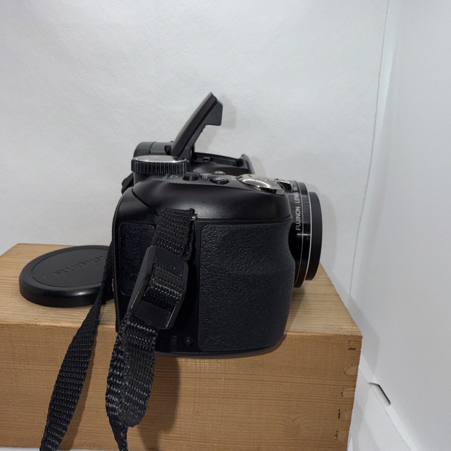 Fujifilm FinePix S Series S2980 Digital Camera 14MP Tested Working + 4GB SD