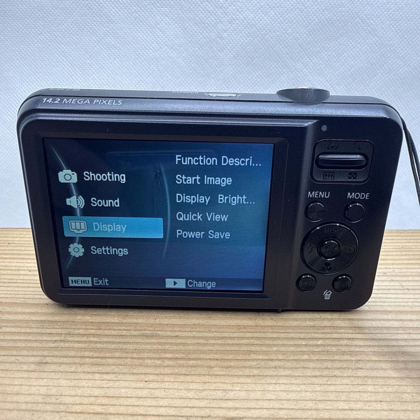 Samsung ES75 14.2MP Digital Camera Working *Minor Screen Damage* + Accessories