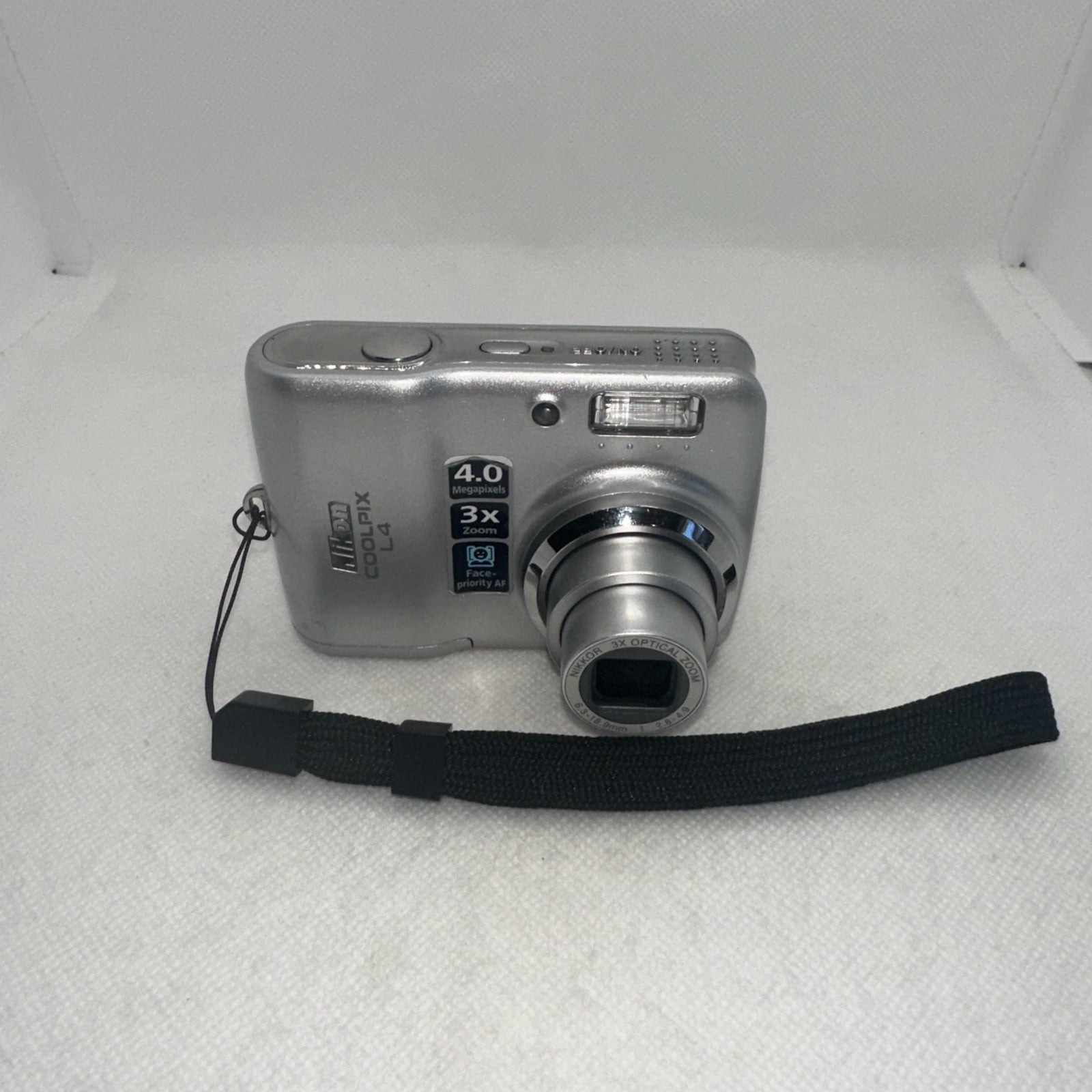 Retro Nikon Coolpix L4 4MP Digital Camera Tested Plus Charger Battery 2GB SD2