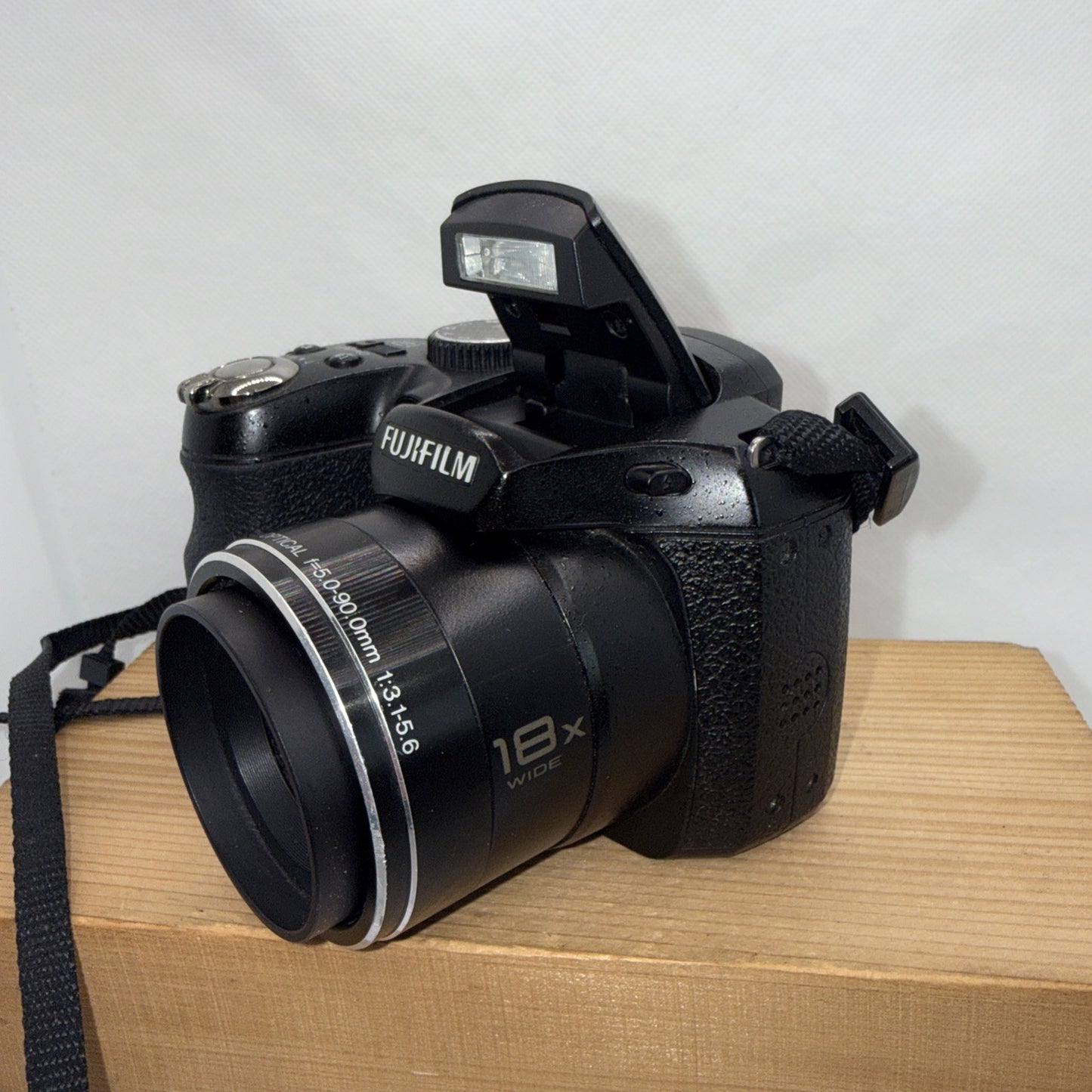 Fujifilm FinePix S1800 Digital Camera 12MP Tested Plus 4GB SD Card & Gifts