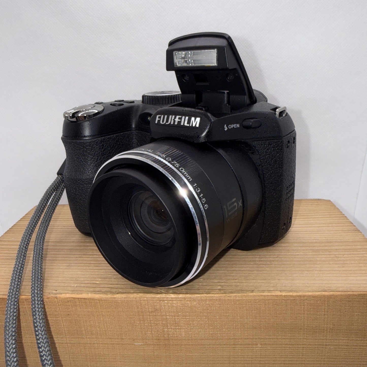 Fujifilm FinePix S1600 12.2MP 3" LCD Digital Bridge Camera Tested + 4GB SD Card