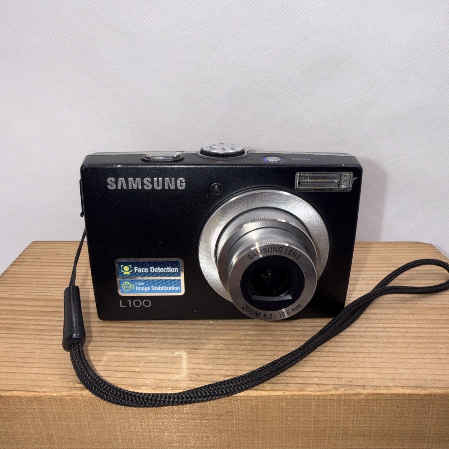 Samsung L100 8.2MP Digital Camera Tested *Minor damage + Charger Battery 4GB