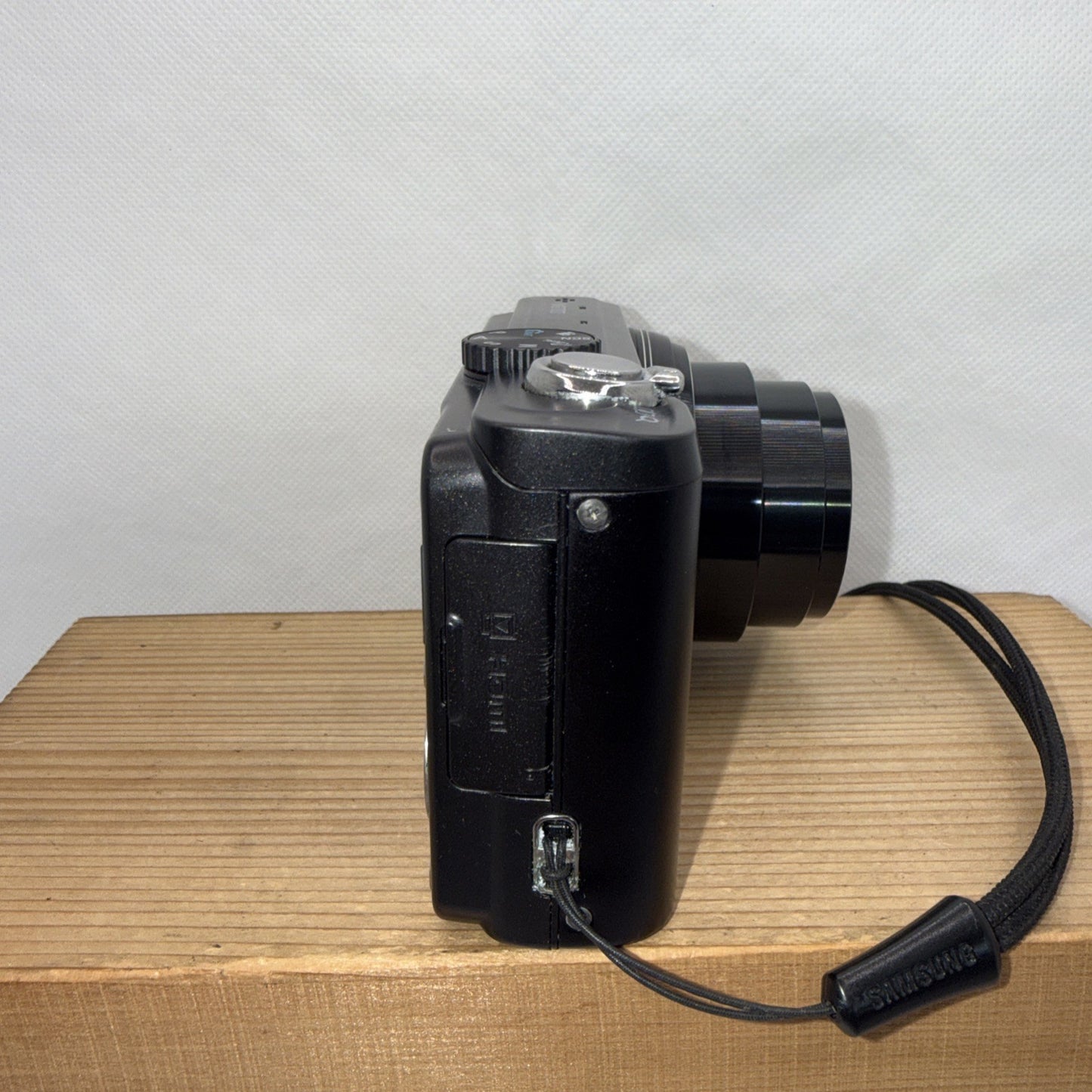 Samsung WB700 14.2MP Digital Camera Tested Working + Charger Battery 4GB SD Case