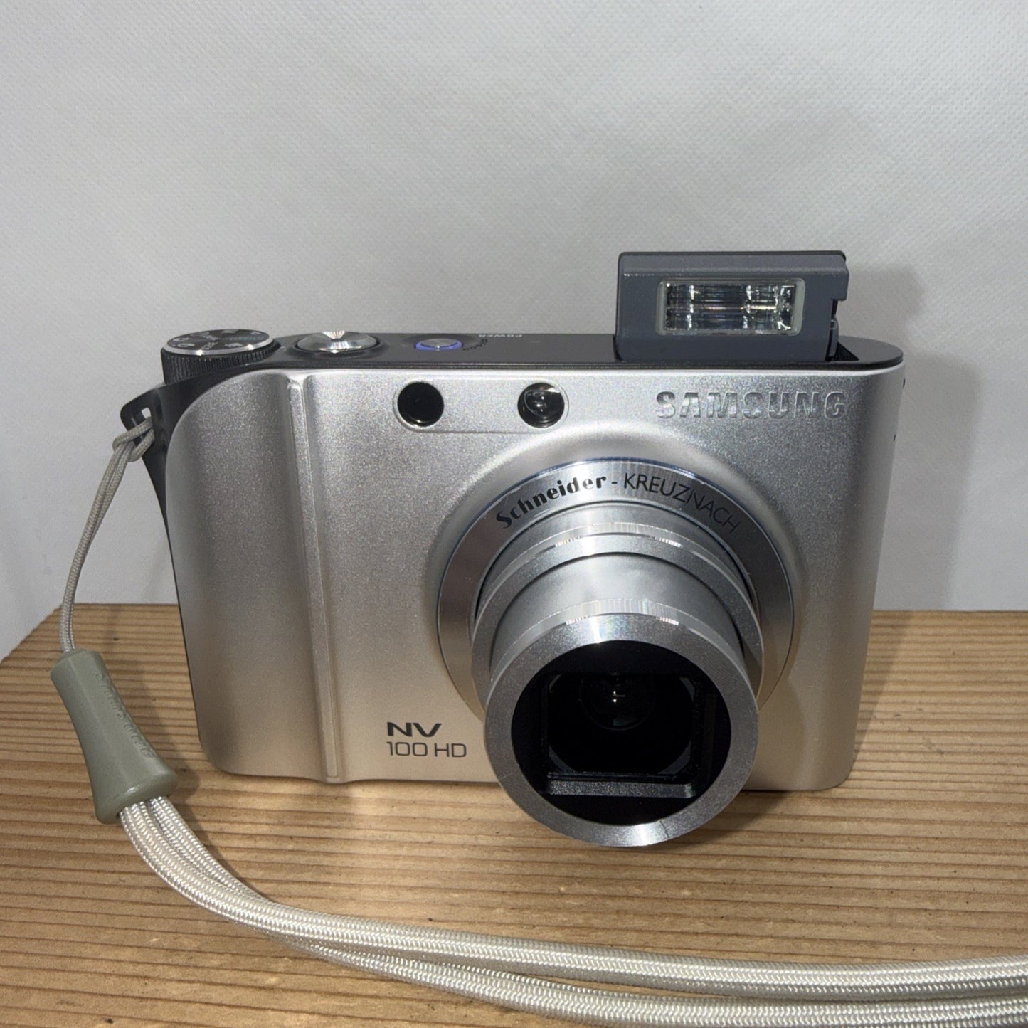 Samsung NV100 HD 14.7MP Digital Camera Touchscreen Tested + Accessories Retro