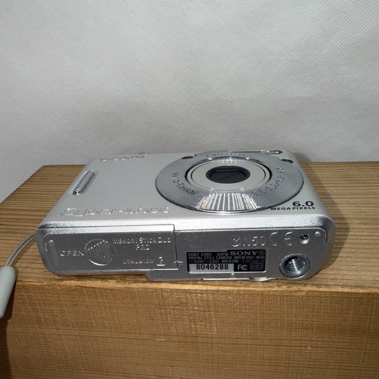 Sony Cyber-shot DSC-W30 6MP Digital Camera Tested + Charger Memory Card & Case