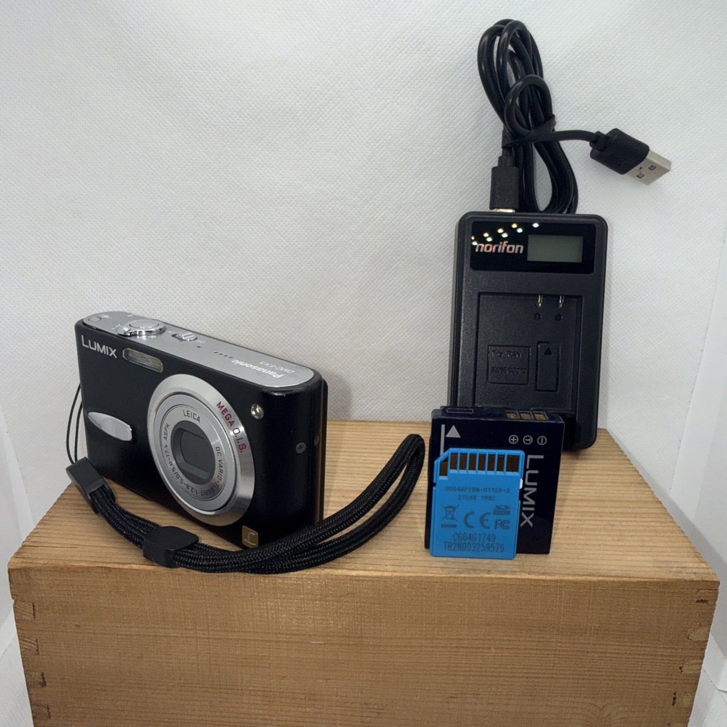 Panasonic Lumix DMC-FX33 Digital Camera 8.1MP Tested + Charger Battery 4GB SD