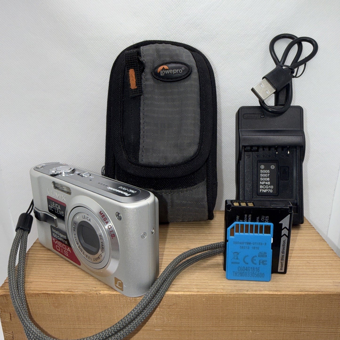 Panasonic Lumix DMC-FX10 6.0MP Digital Camera Tested + Charger Battery 4GB Case