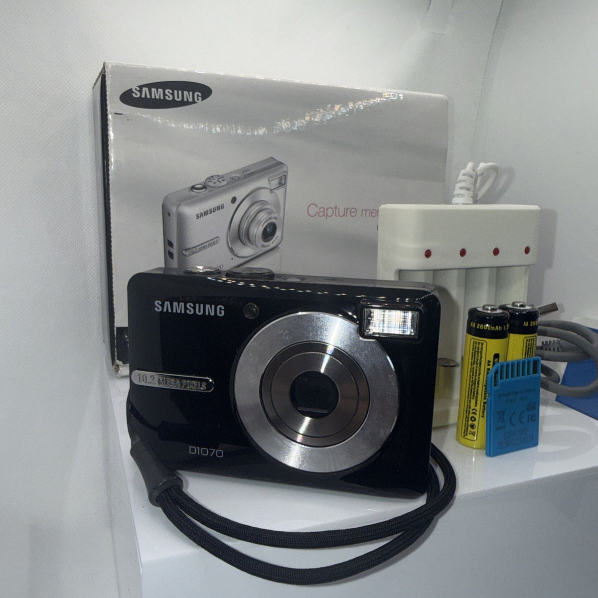 Samsung D1070 10.2MP Digital Camera Tested + Charger Batteries 4GB SD Card