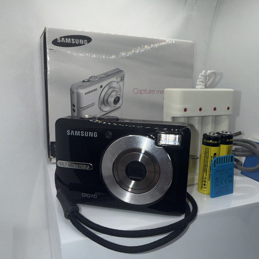 Samsung D1070 10.2MP Digital Camera Tested + Charger Batteries 4GB SD Card