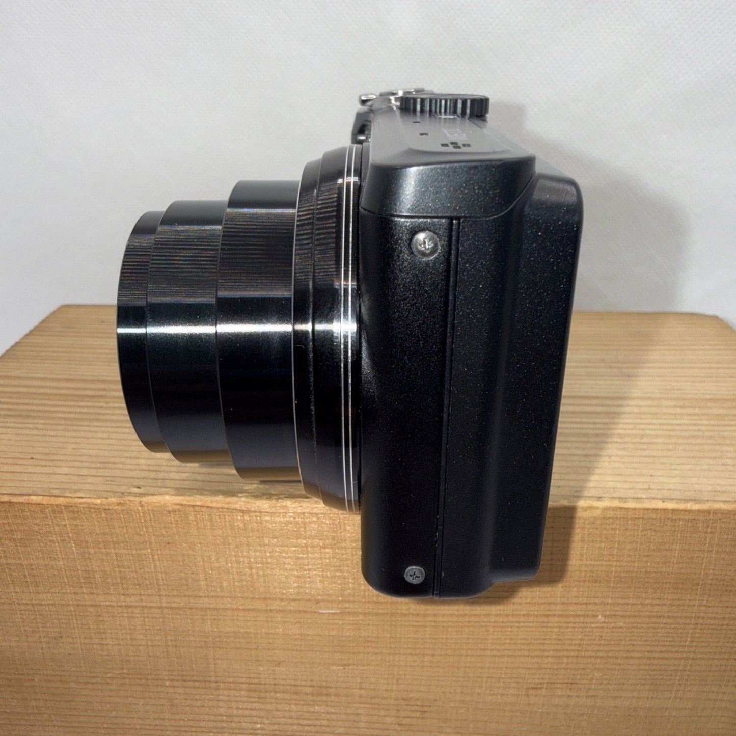 Samsung WB700 14.2MP Digital Camera Tested Working + Charger Battery 4GB SD Case