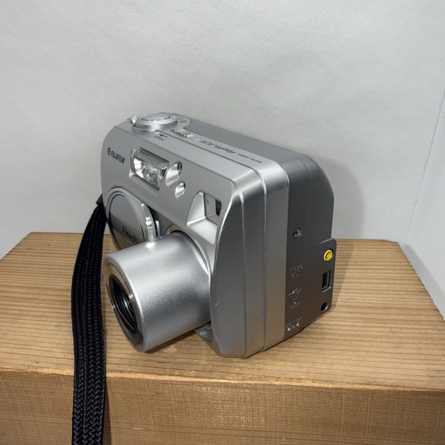 Fujifilm FinePix A210 3.2MP Digital Camera Tested Working + XD Card And Reader