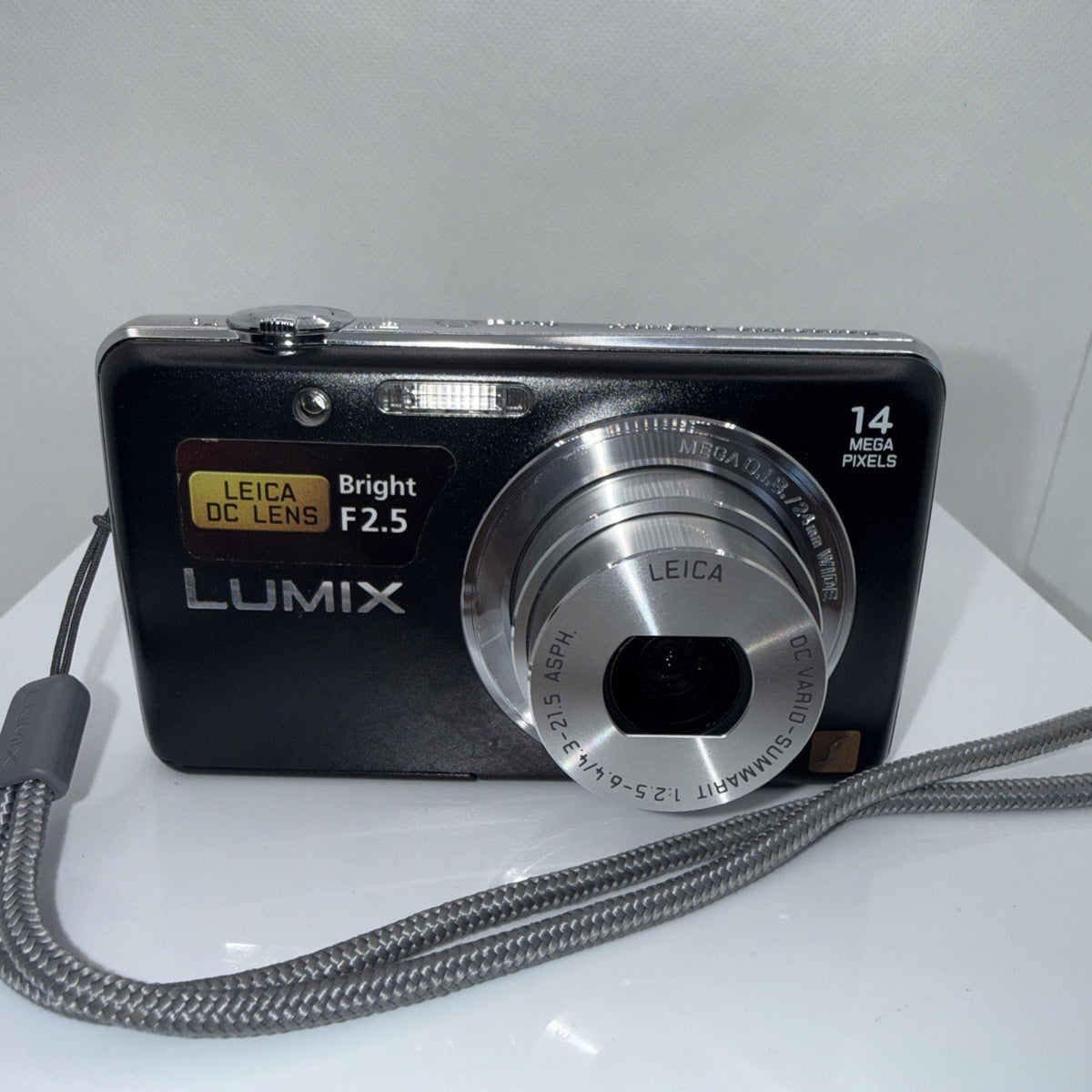 Panasonic Lumix DMC-FS41 14MP Digital Camera + Charger Battery Case 4GB SD