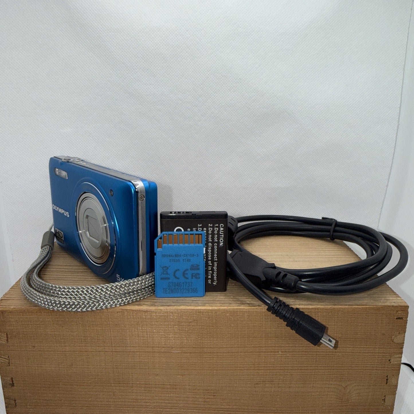 Olympus D-715 14MP Blue Digital Camera Tested Working + Charger Battery 4GB SD