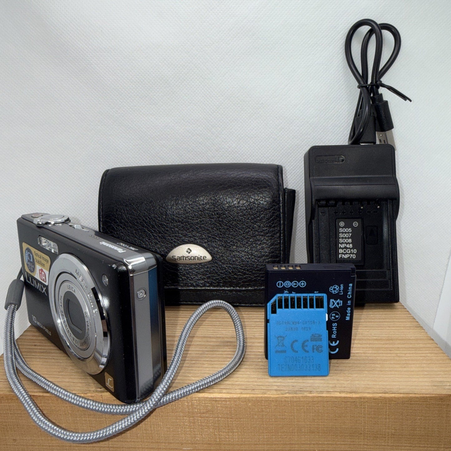 Panasonic Digital Camera Lumix DMC-FS62 10MP Tested + Charger Battery 4GB Case