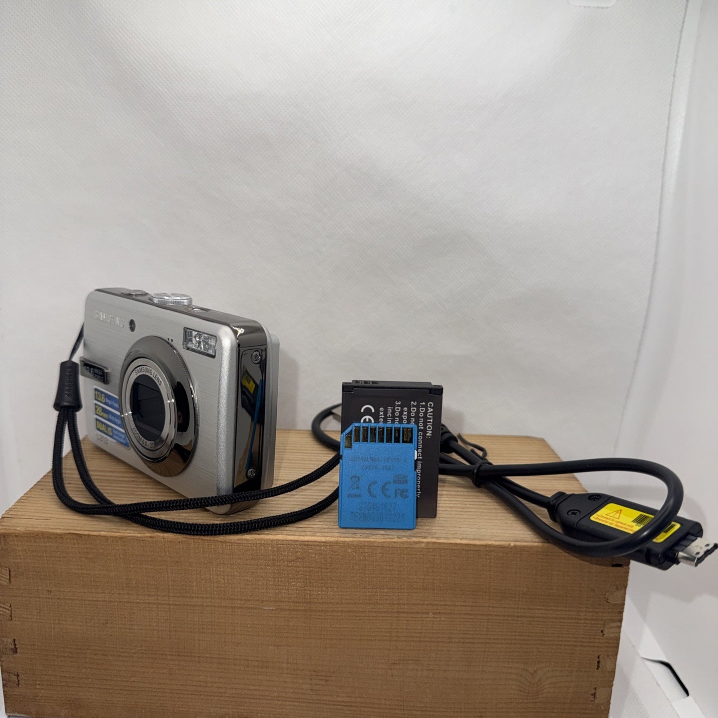 Samsung L313 13.6MP Digital Camera Tested + Charger Battery 4GB SD Card VGC
