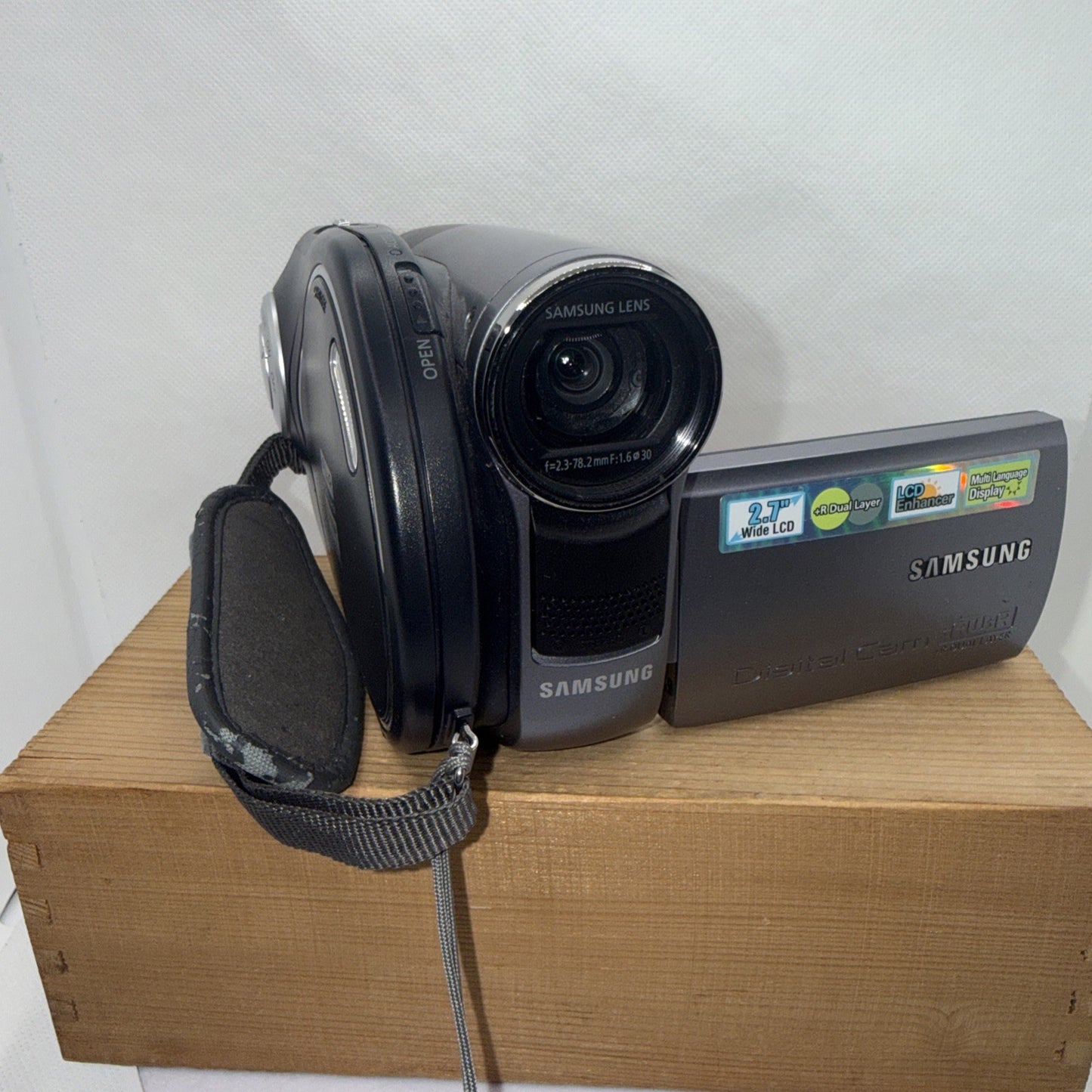 Samsung VP-DC172W Camcorder 34x Zoom Mini 8cm DVD + Battery & Charger