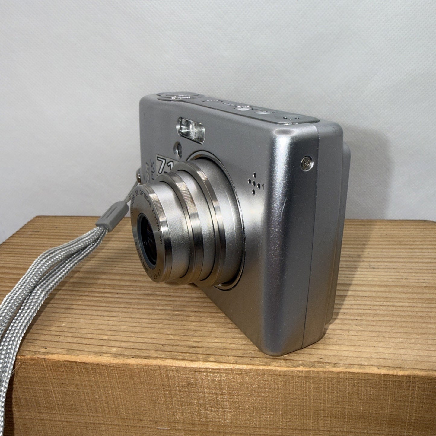 Nikon Digital Camera Coolpix L12 7.1MP Tested *Minor Screen Damage* + 4GB SD