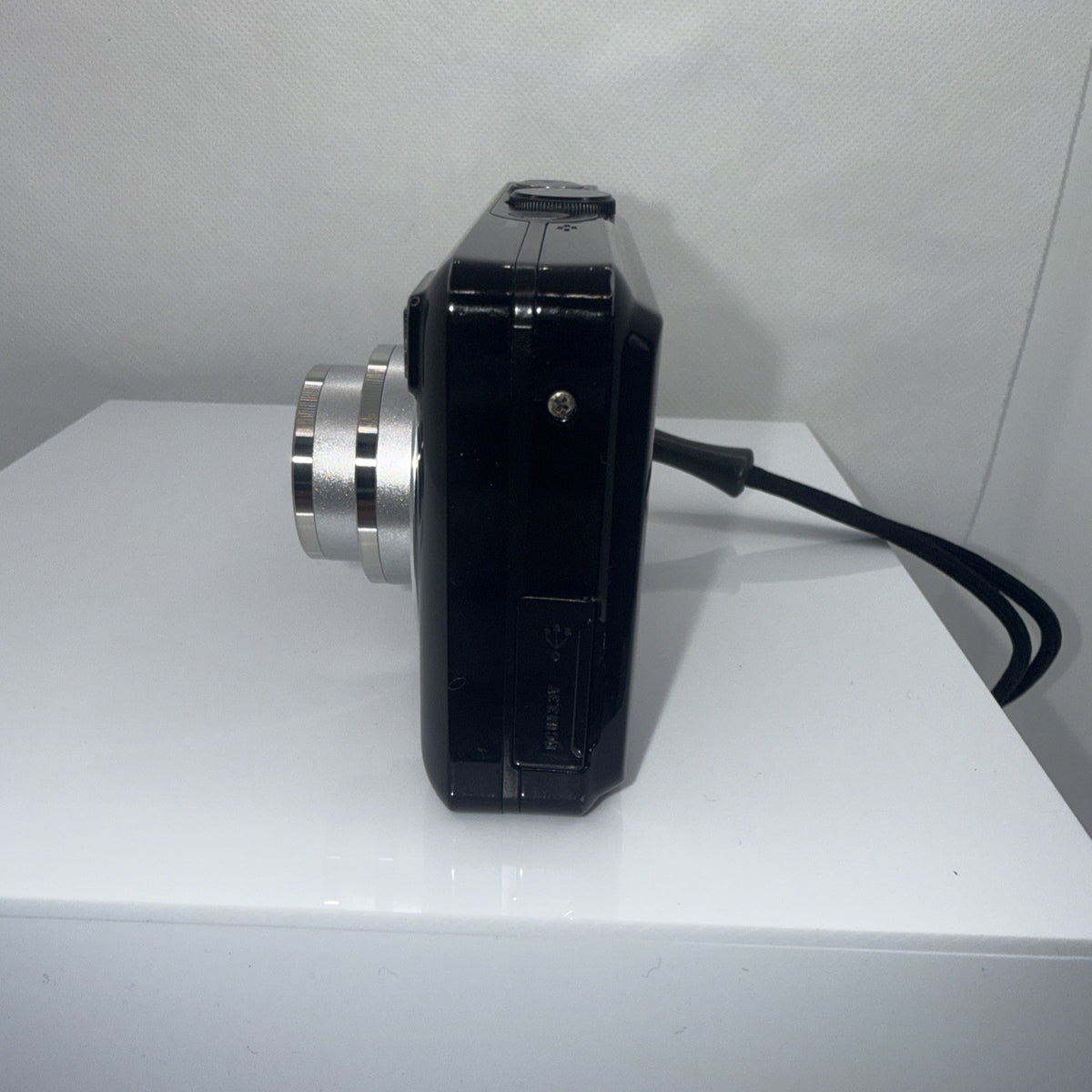 Samsung D1070 10.2MP Digital Camera Tested + Charger Batteries 4GB SD Card