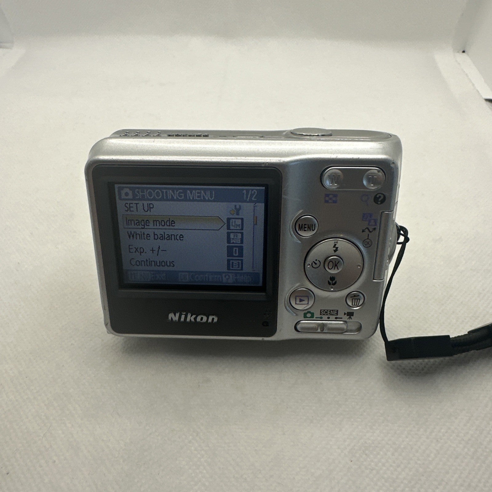 Retro Nikon Coolpix L4 4MP Digital Camera Tested Plus Charger Battery 2GB SD4