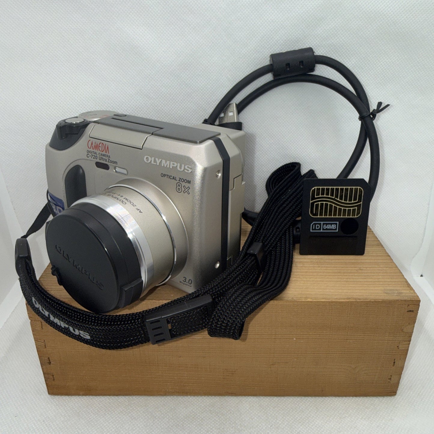 Olympus Digital Camera C-720 Ultra Zoom 3.0MP Tested Plus Memory Card Retro
