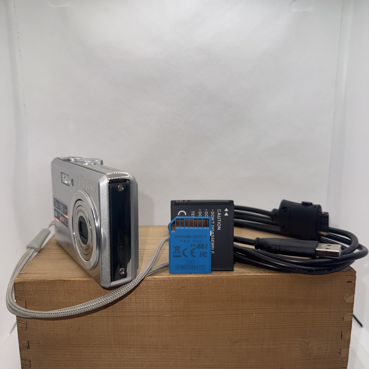 Samsung L735 7.2MP Digital Camera Tested Working + Charger Battery 4GB SD Card