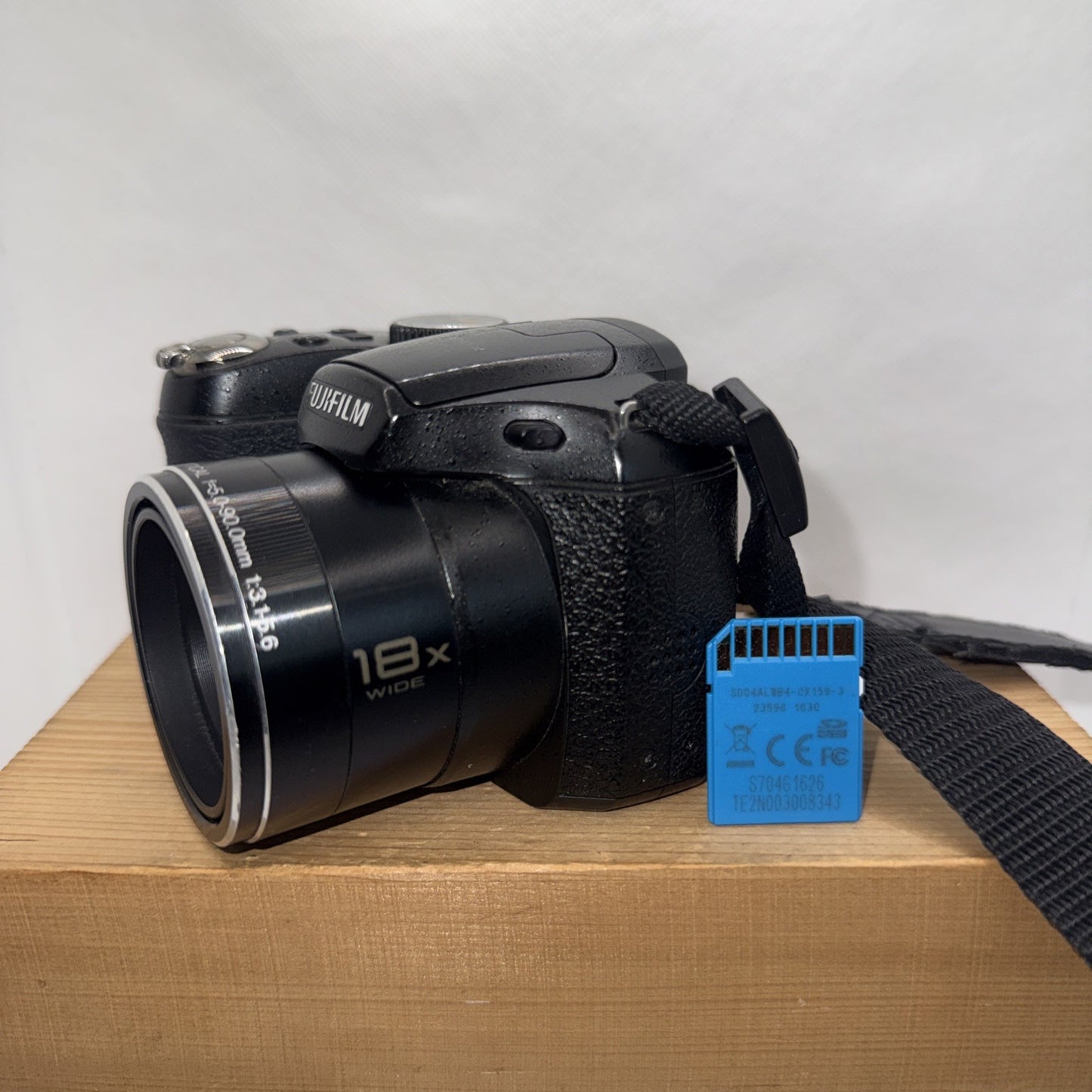 Fujifilm FinePix S1800 Digital Camera 12MP Tested Plus 4GB SD Card & Gifts