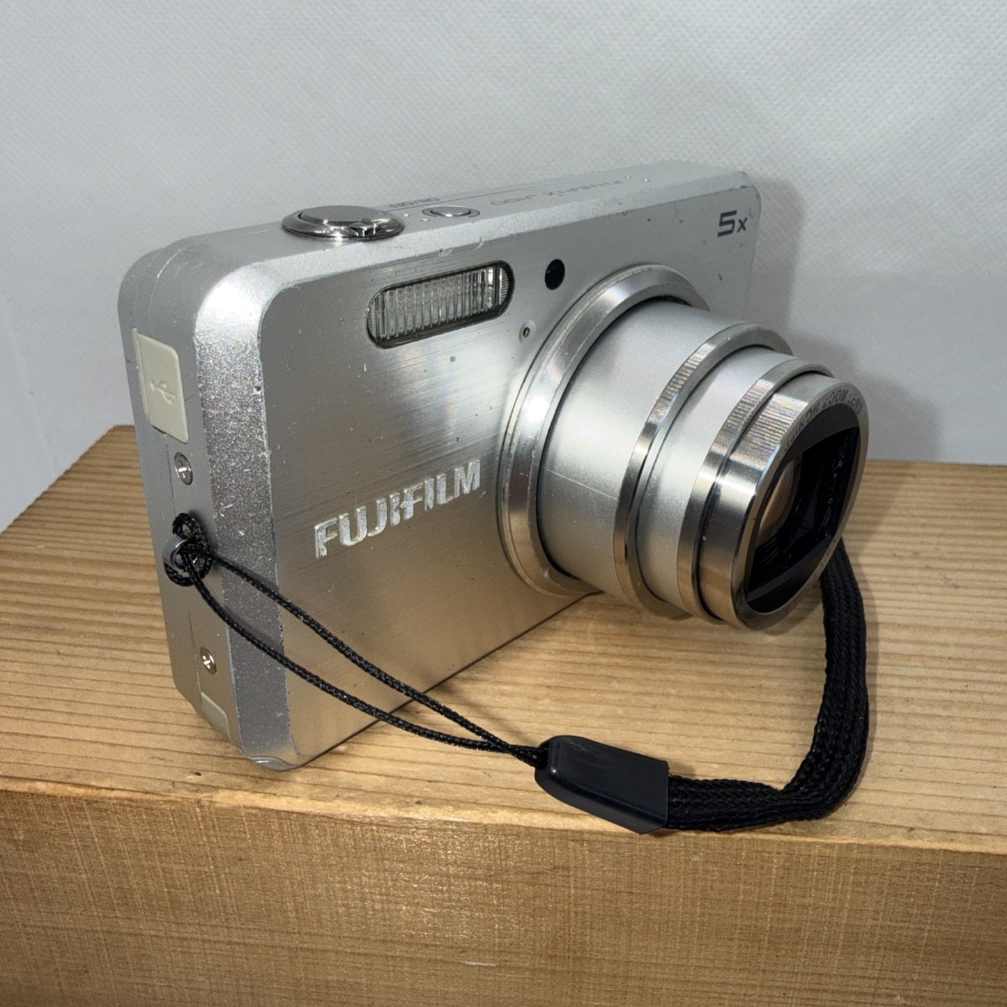 Fujifilm Finepix J100 10.0MP Digital Camera Tested + Charger Battery 4GB SD Card
