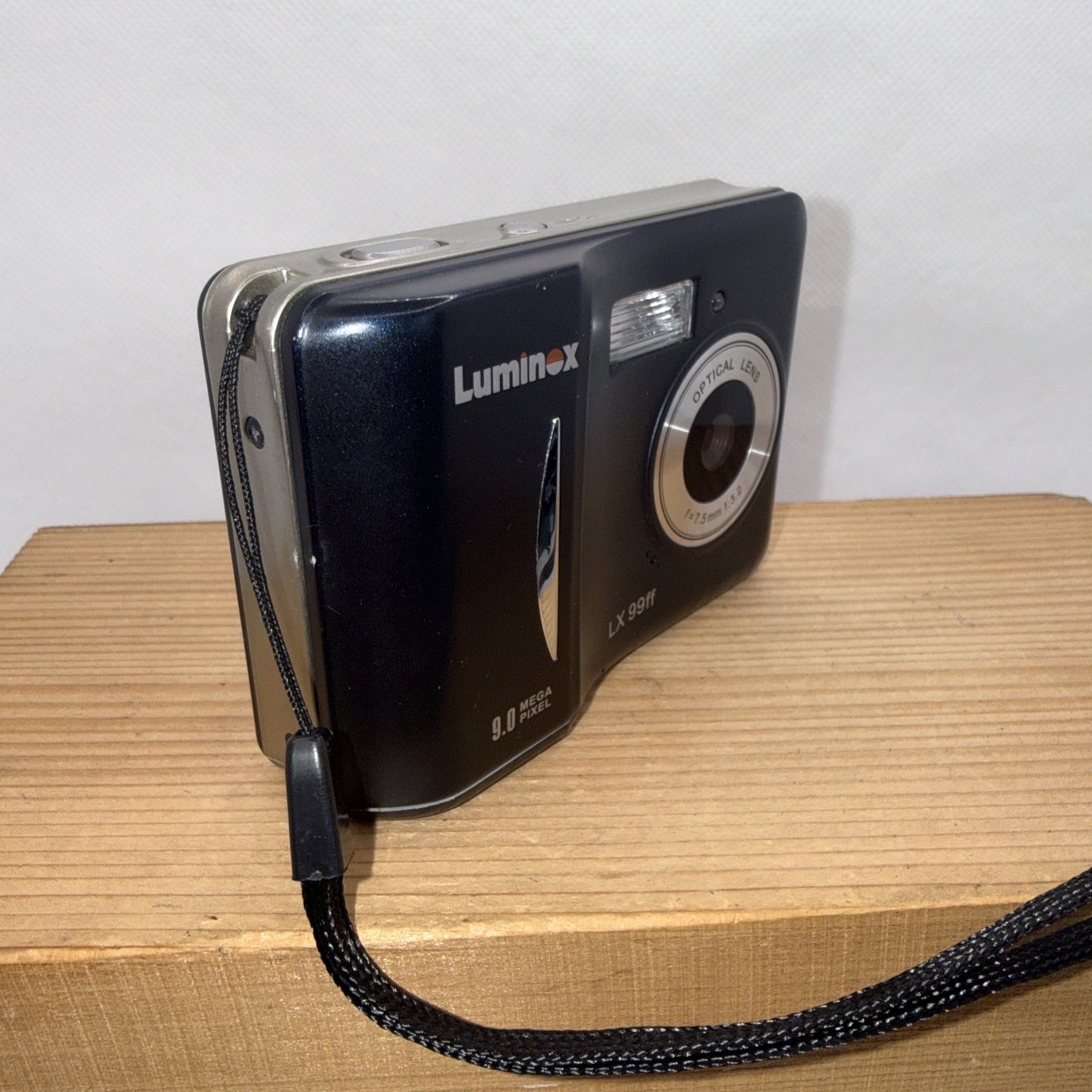 Luminox LX 99FF Digital Camera 9.0MP Tested Working + 4GB SD Card Cheap & Basic