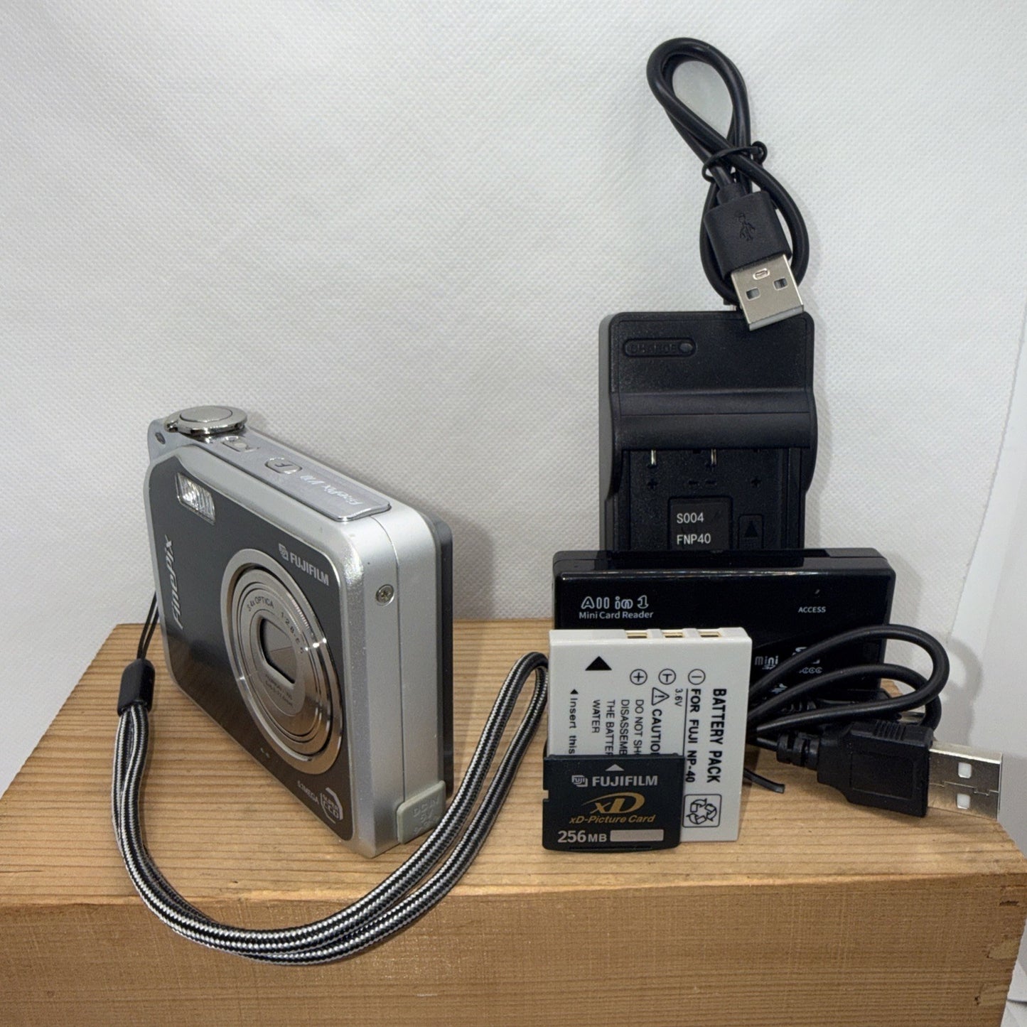 Fujifilm FinePix V10 5.1MP Digital Camera Tested Working + Charger Battery XD