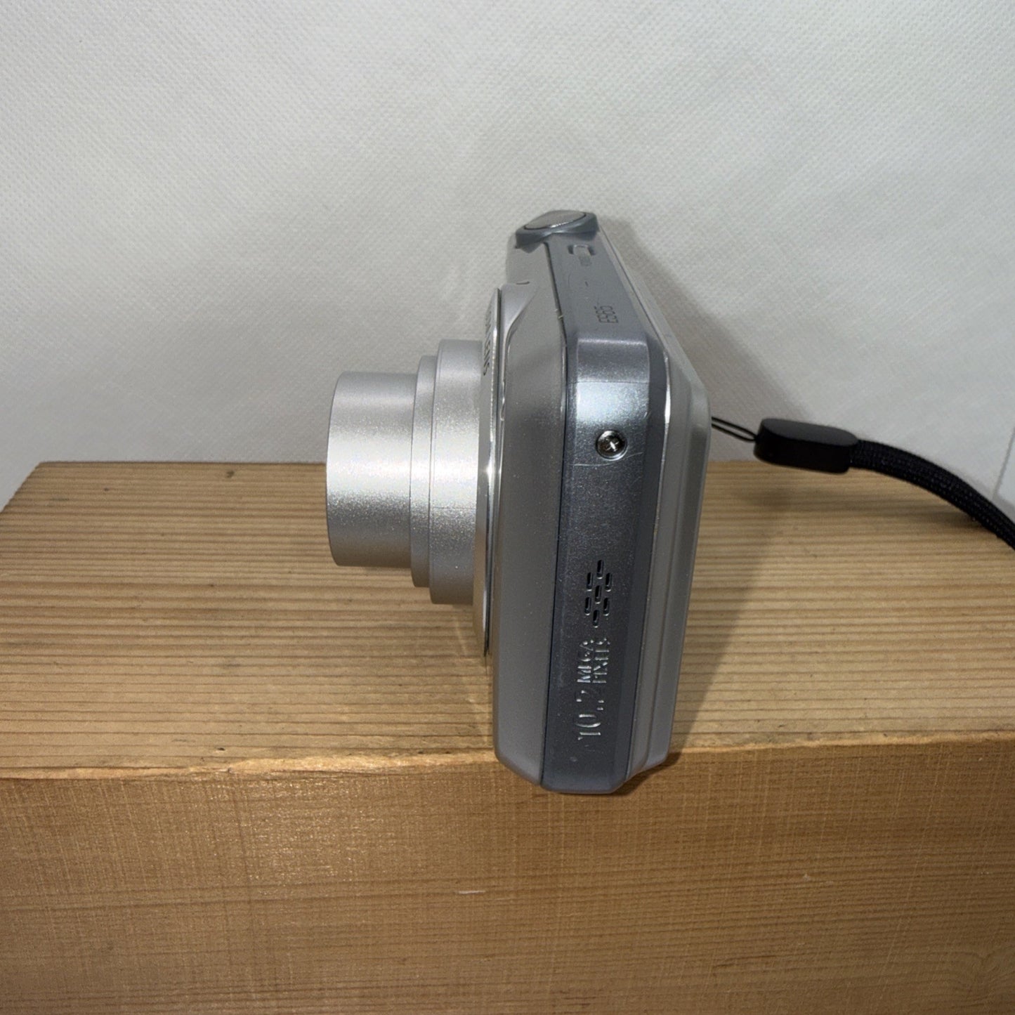 Samsung ES65 10.3MP Digital Camera Tested + Charger Battery 4GB SD Memory Card