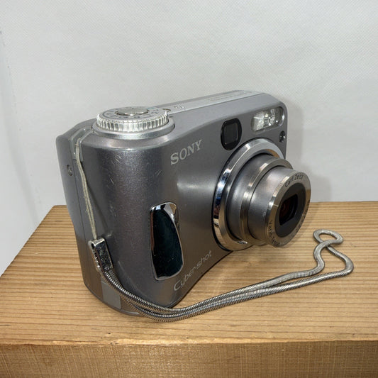 Sony Digital Camera Cybershot DSC-S80 4.1MP Tested + Memory Card & Card Reader