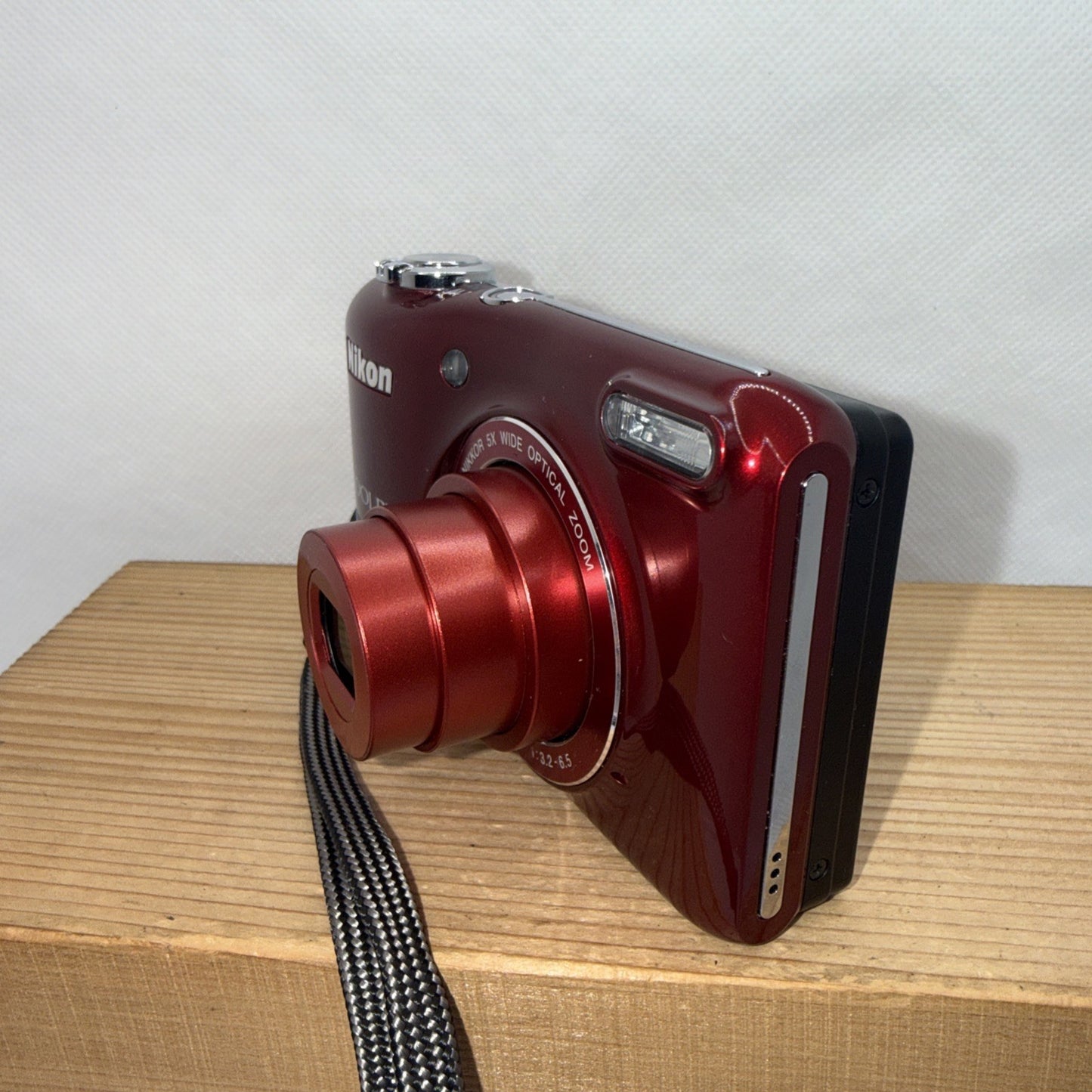 Nikon L28 Digital Camera 20.1MP Tested *Minor issue* + Charger Batteries 4GB SD