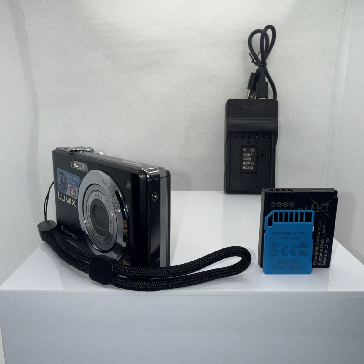 Panasonic Lumix DMC-FS7 10MP Digital Camera Tested + Charger Battery 4GB SD Card