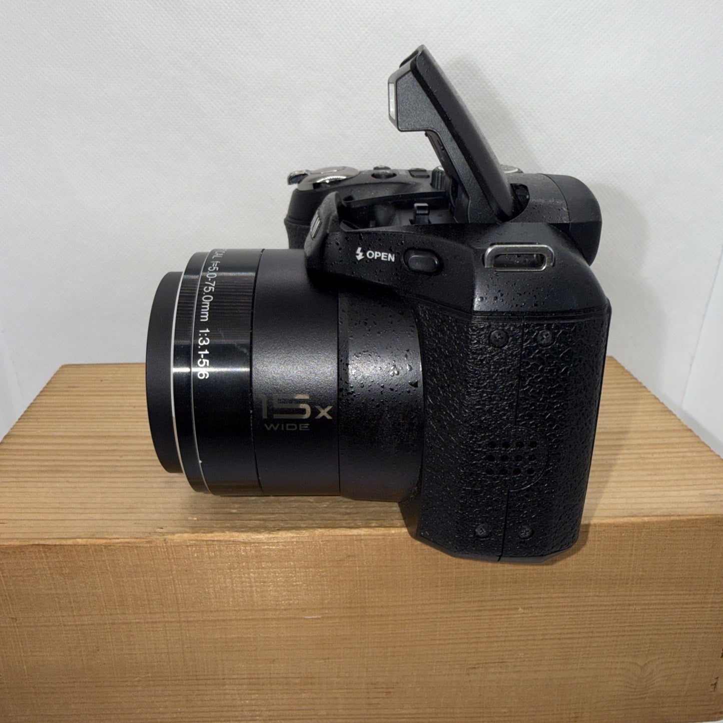 Fujifilm FinePix S1600 12.2MP 3" LCD Digital Bridge Camera Tested + 4GB SD Card